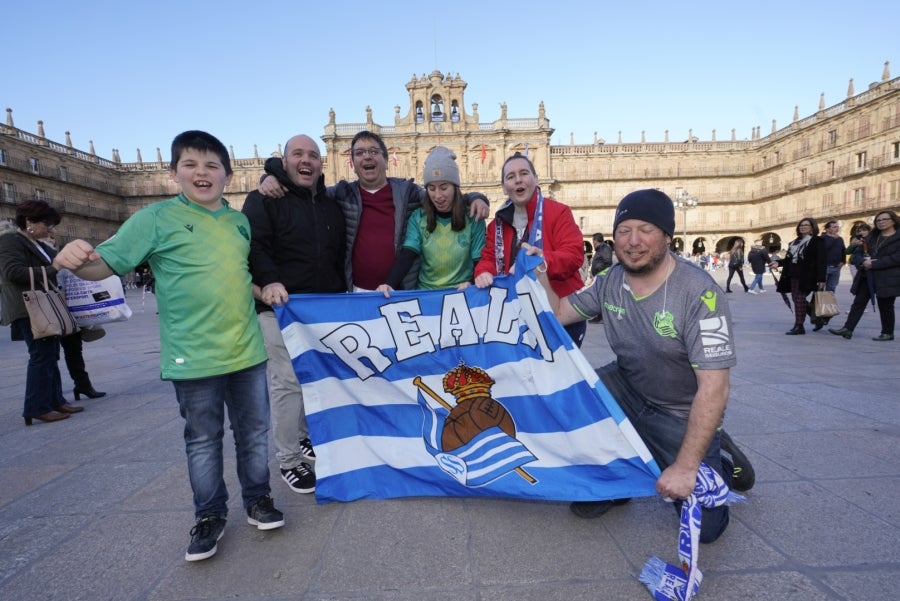 La afición de la Real Sociedad acompaña a las jugadoras y se prepara para la final de la Supercopa, en Salamanca. 
