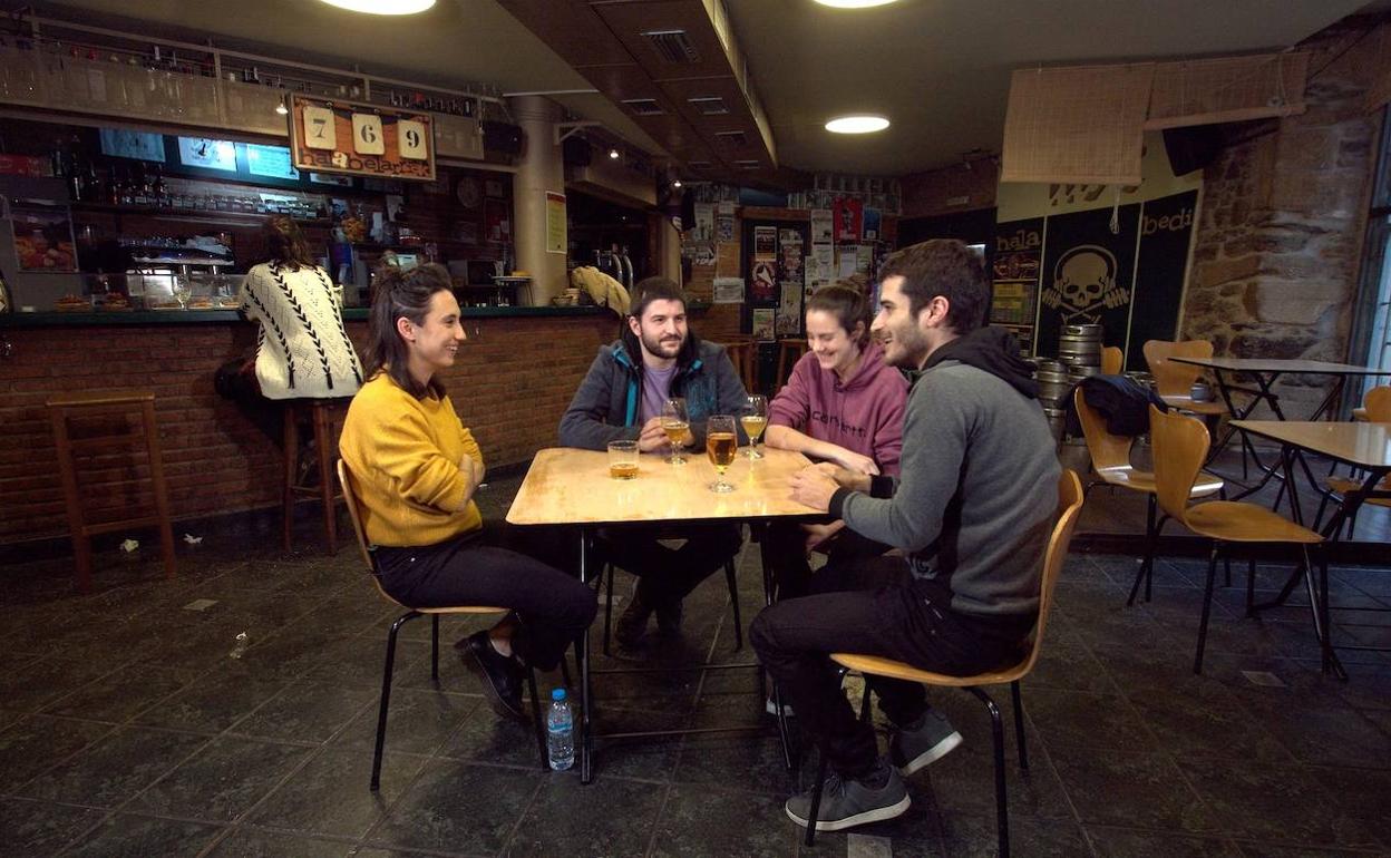 Rapa eta bertsoaren arteko mugan