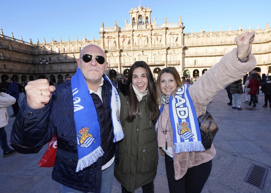 La afición de la Real Sociedad acompaña a las jugadoras y se prepara para la final de la Supercopa, en Salamanca. 