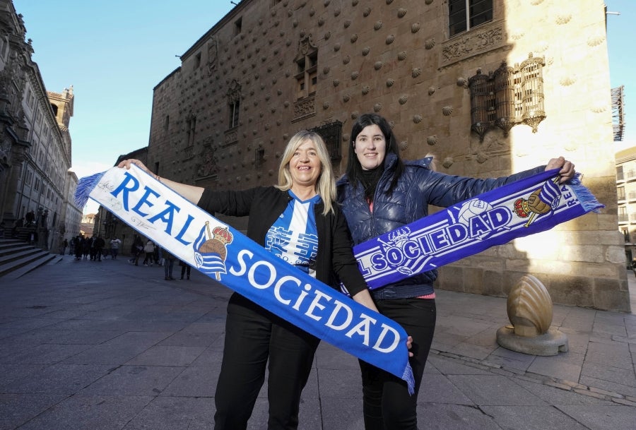 La afición de la Real Sociedad acompaña a las jugadoras y se prepara para la final de la Supercopa, en Salamanca. 