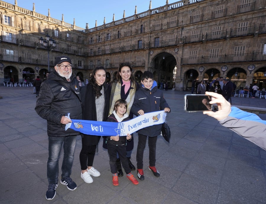 La afición de la Real Sociedad acompaña a las jugadoras y se prepara para la final de la Supercopa, en Salamanca. 