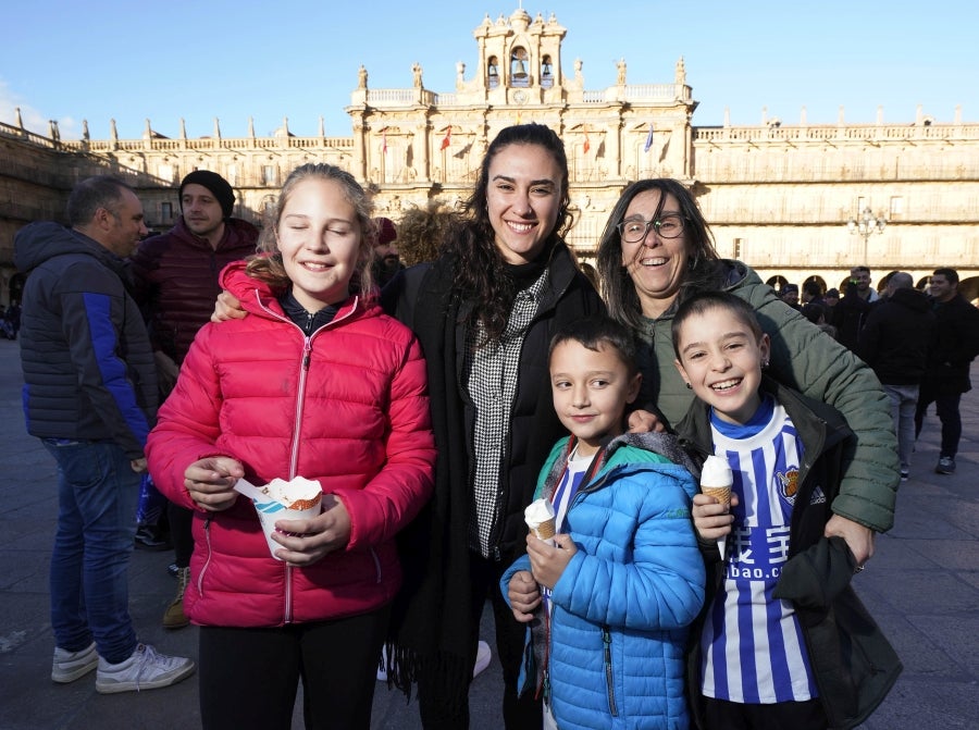 La afición de la Real Sociedad acompaña a las jugadoras y se prepara para la final de la Supercopa, en Salamanca. 