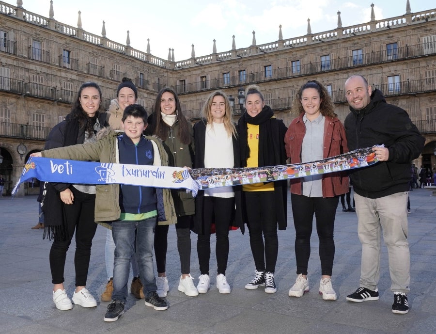 La afición de la Real Sociedad acompaña a las jugadoras y se prepara para la final de la Supercopa, en Salamanca. 