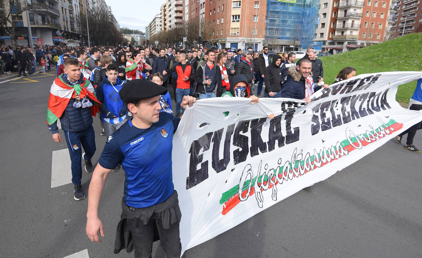 La afición txuri-urdin ha llenado las calles de Amara horas antes del partido, aprovechando la final de la Super Copa femenina.