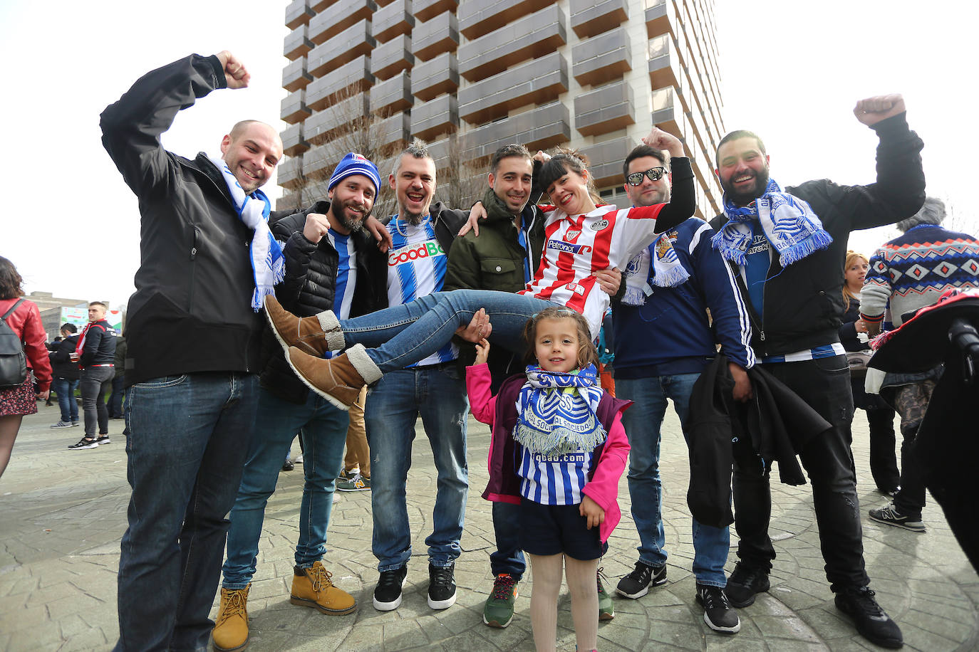 La afición txuri-urdin ha llenado las calles de Amara horas antes del partido, aprovechando la final de la Super Copa femenina.