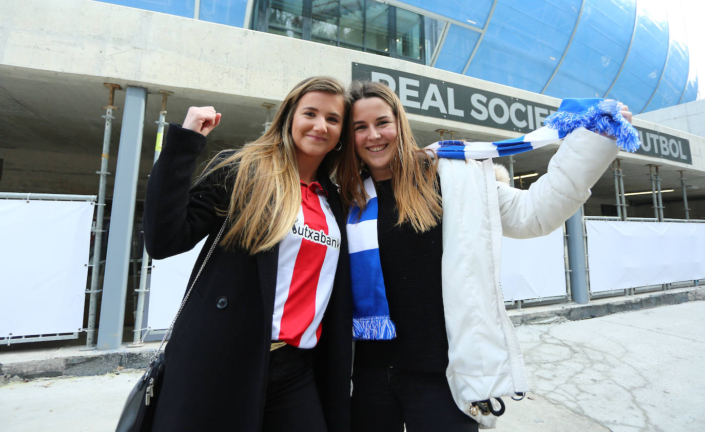 La afición txuri-urdin ha llenado las calles de Amara horas antes del partido, aprovechando la final de la Super Copa femenina.