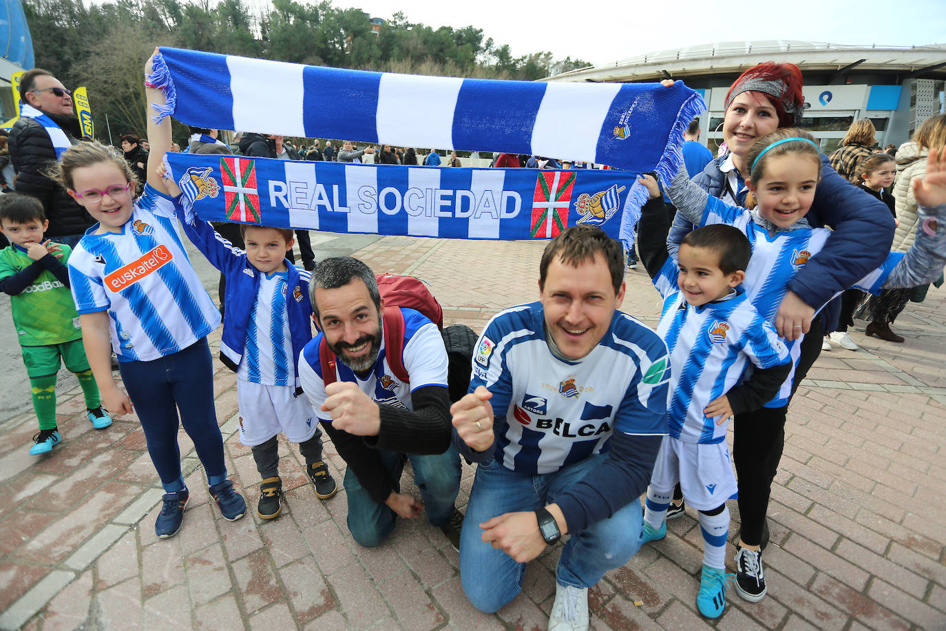 La afición txuri-urdin ha llenado las calles de Amara horas antes del partido, aprovechando la final de la Super Copa femenina.