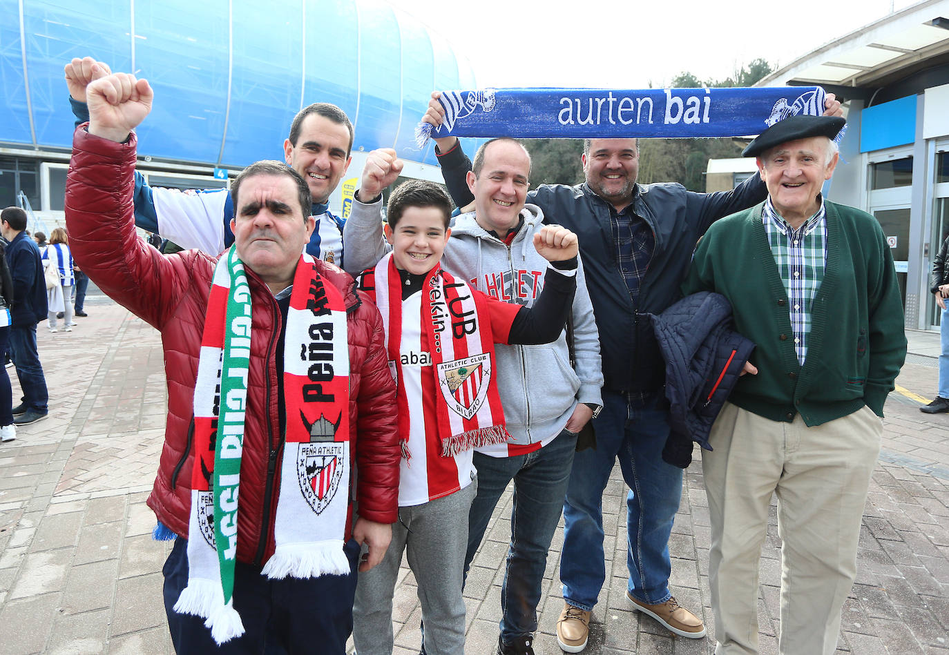 La afición txuri-urdin ha llenado las calles de Amara horas antes del partido, aprovechando la final de la Super Copa femenina.