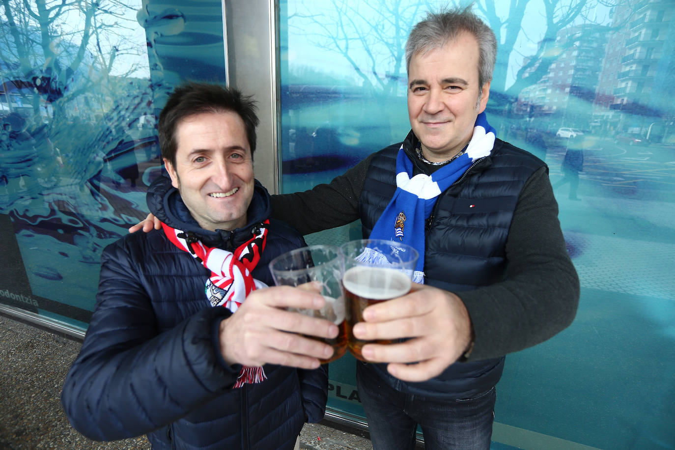 La afición txuri-urdin ha llenado las calles de Amara horas antes del partido, aprovechando la final de la Super Copa femenina.