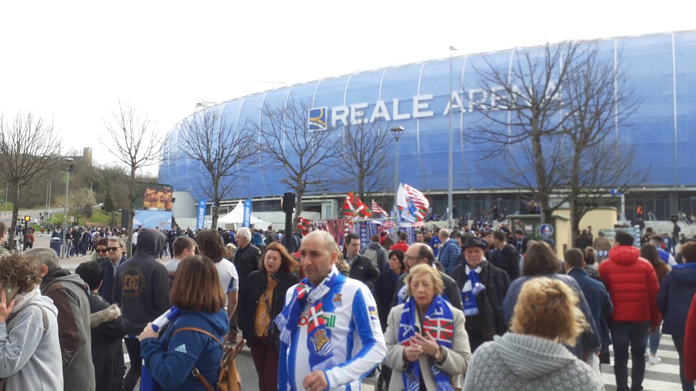 La afición txuri-urdin ha llenado las calles de Amara horas antes del partido, aprovechando la final de la Super Copa femenina.