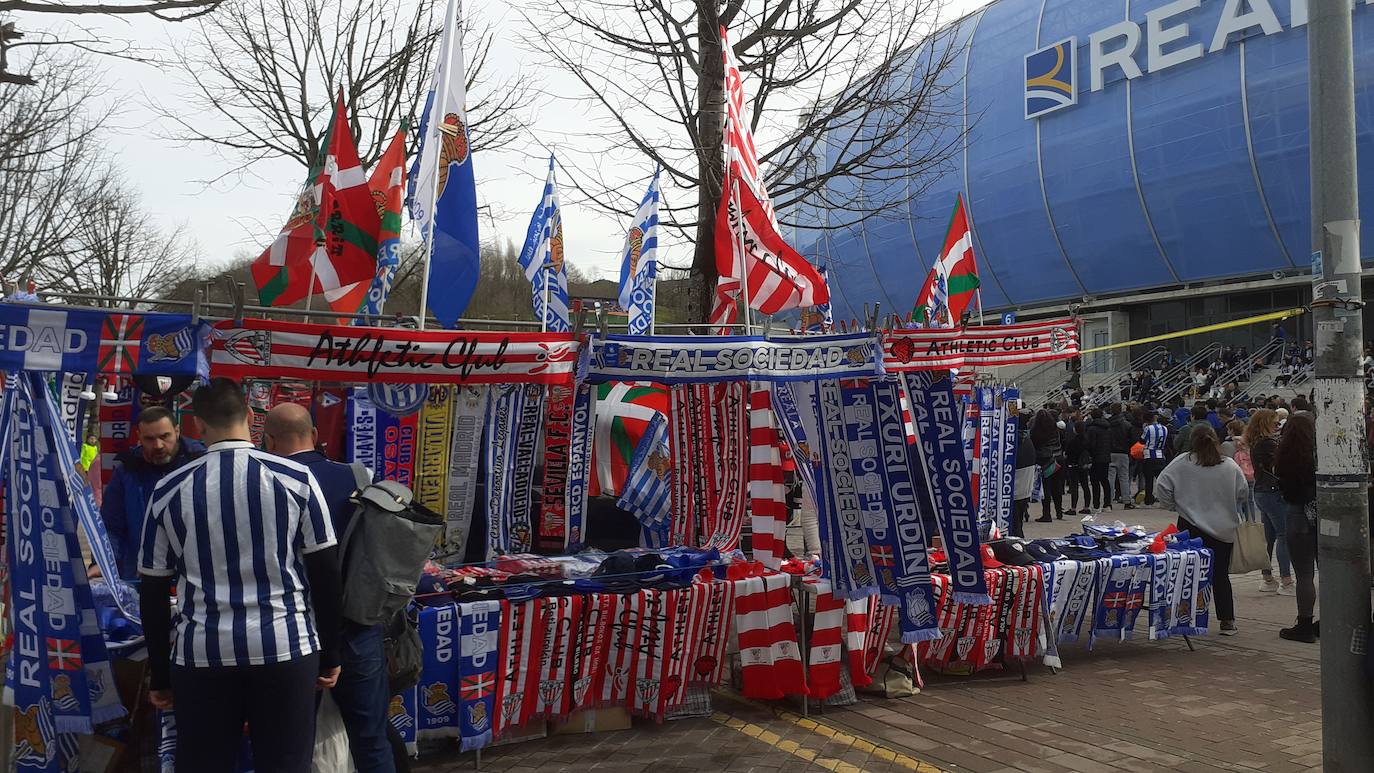La afición txuri-urdin ha llenado las calles de Amara horas antes del partido, aprovechando la final de la Super Copa femenina.