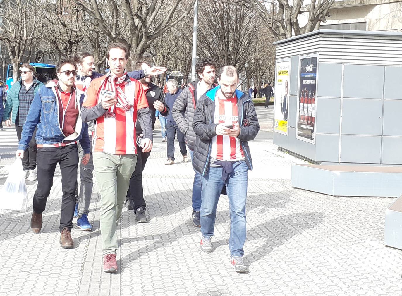 La afición txuri-urdin ha llenado las calles de Amara horas antes del partido, aprovechando la final de la Super Copa femenina.