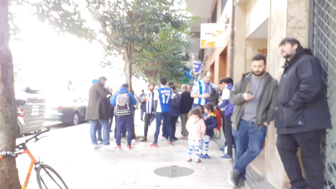 La afición txuri-urdin ha llenado las calles de Amara horas antes del partido, aprovechando la final de la Super Copa femenina.
