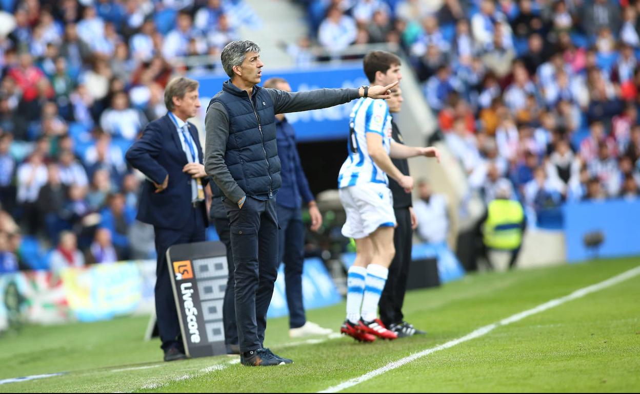 Imanol da instrucciones al equipo durante el derbi en el Reale Arena.