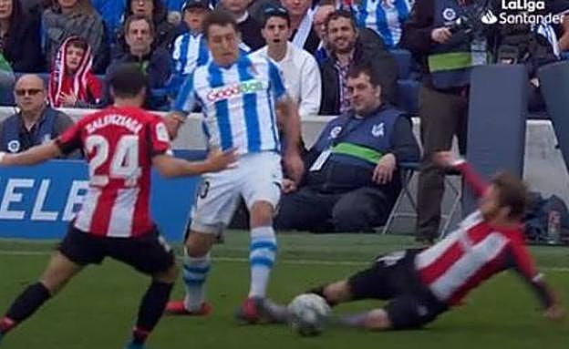 La fea entrada de Muniain que dejó al Athletic con uno menos