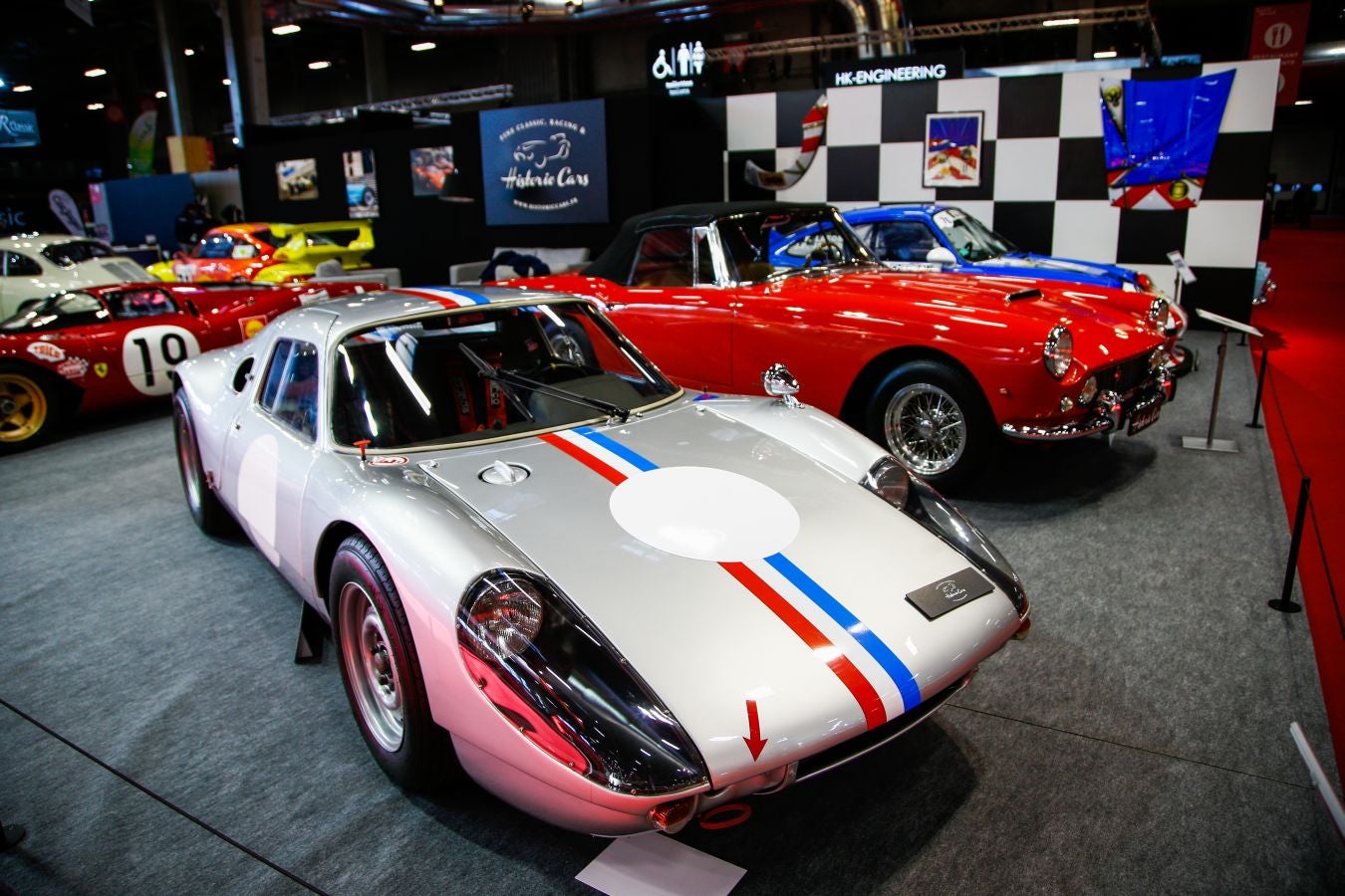 La historia del automovilismo se ha congregado estos días en el salón Rétromobile de París donde se han podido ver modelos legendarios de marcas como Renault, Ferrari, Citroen, Lamborghini, Ford, Mercedes, Porsche y Bugatti entre muchas otras.