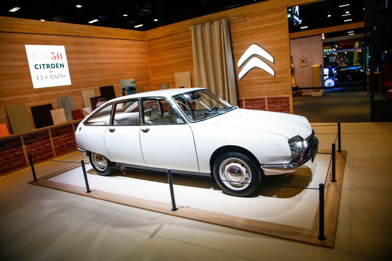 La historia del automovilismo se ha congregado estos días en el salón Rétromobile de París donde se han podido ver modelos legendarios de marcas como Renault, Ferrari, Citroen, Lamborghini, Ford, Mercedes, Porsche y Bugatti entre muchas otras.