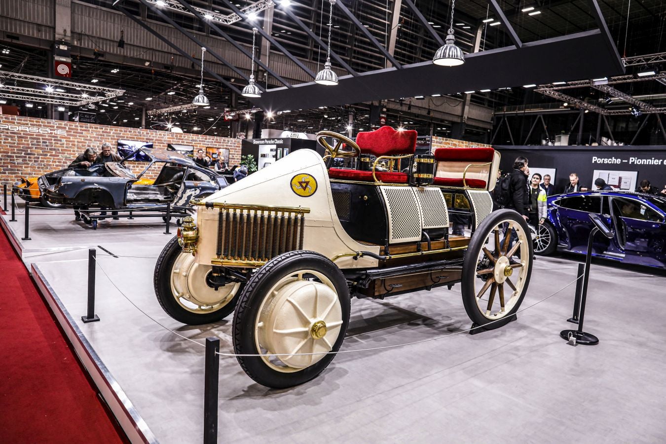 La historia del automovilismo se ha congregado estos días en el salón Rétromobile de París donde se han podido ver modelos legendarios de marcas como Renault, Ferrari, Citroen, Lamborghini, Ford, Mercedes, Porsche y Bugatti entre muchas otras.