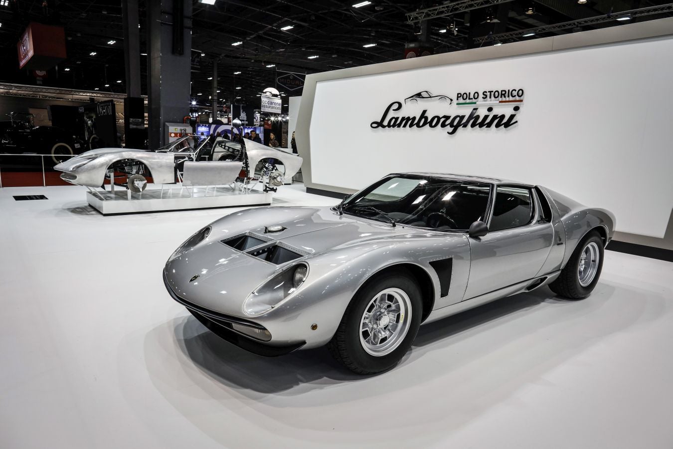 La historia del automovilismo se ha congregado estos días en el salón Rétromobile de París donde se han podido ver modelos legendarios de marcas como Renault, Ferrari, Citroen, Lamborghini, Ford, Mercedes, Porsche y Bugatti entre muchas otras.