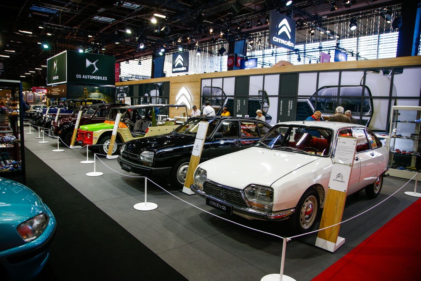 La historia del automovilismo se ha congregado estos días en el salón Rétromobile de París donde se han podido ver modelos legendarios de marcas como Renault, Ferrari, Citroen, Lamborghini, Ford, Mercedes, Porsche y Bugatti entre muchas otras.