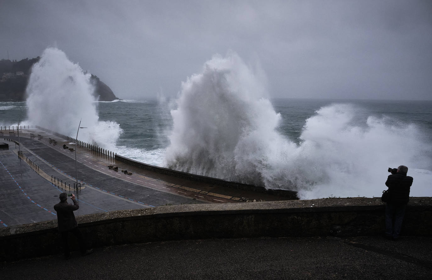 Localidades costeras como Donostia y Zarautz se blindan ante el fuerte oleaje