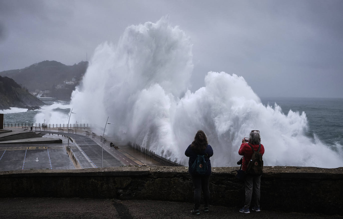 Localidades costeras como Donostia y Zarautz se blindan ante el fuerte oleaje