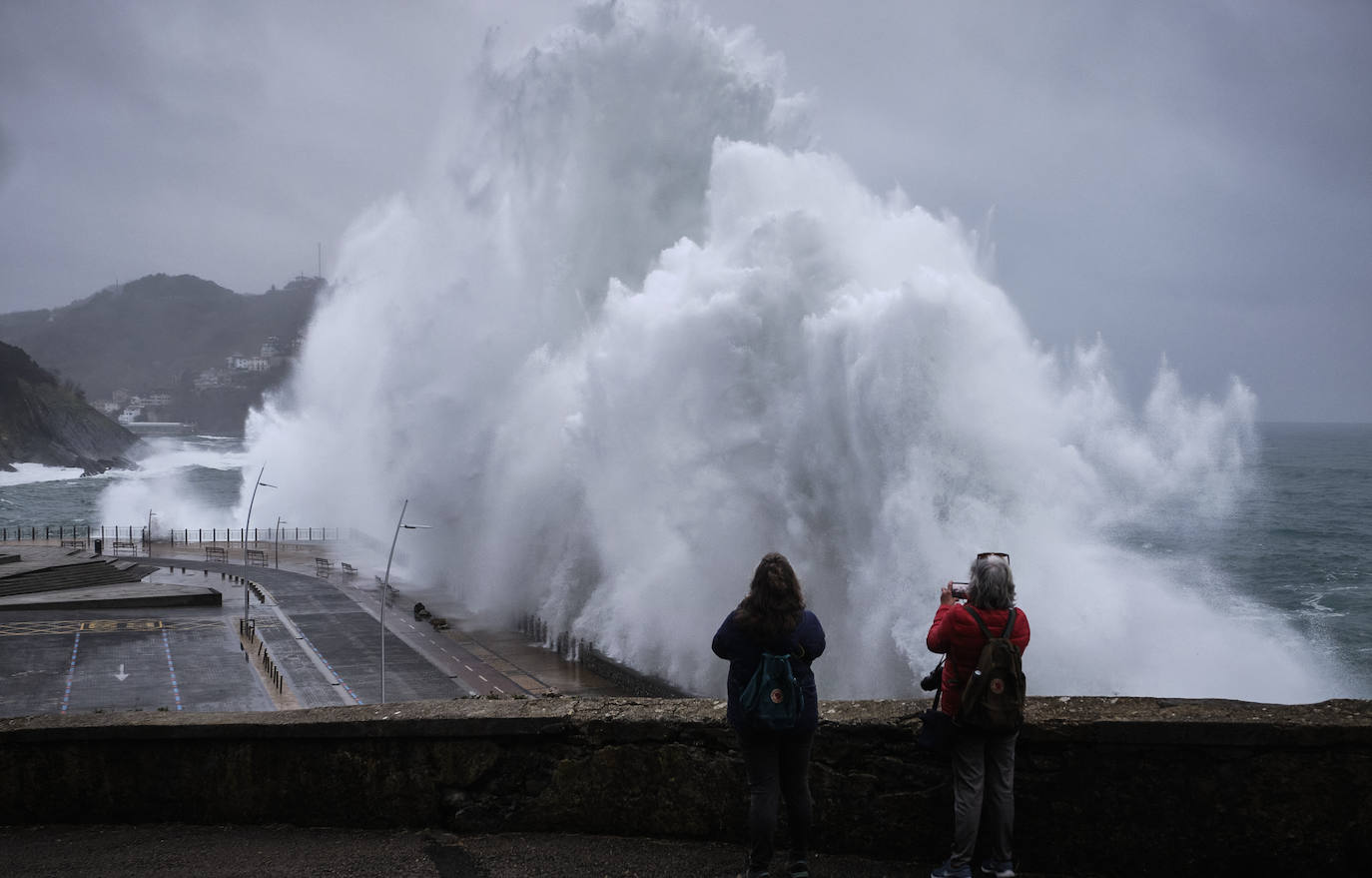 Localidades costeras como Donostia y Zarautz se blindan ante el fuerte oleaje