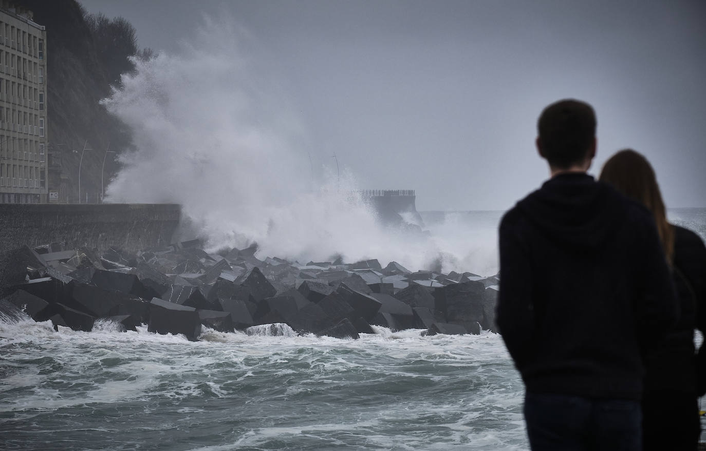 Localidades costeras como Donostia y Zarautz se blindan ante el fuerte oleaje