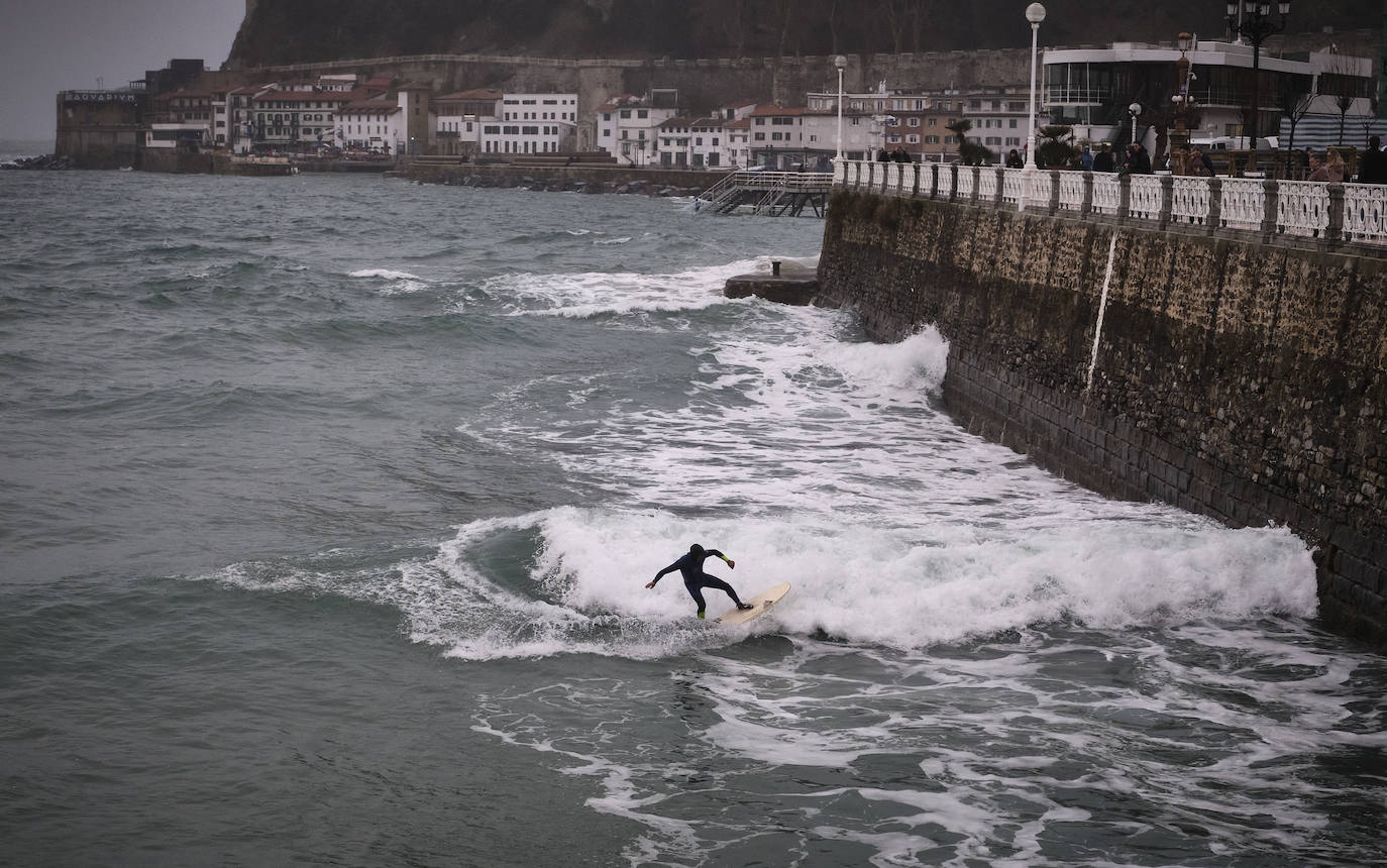 Localidades costeras como Donostia y Zarautz se blindan ante el fuerte oleaje