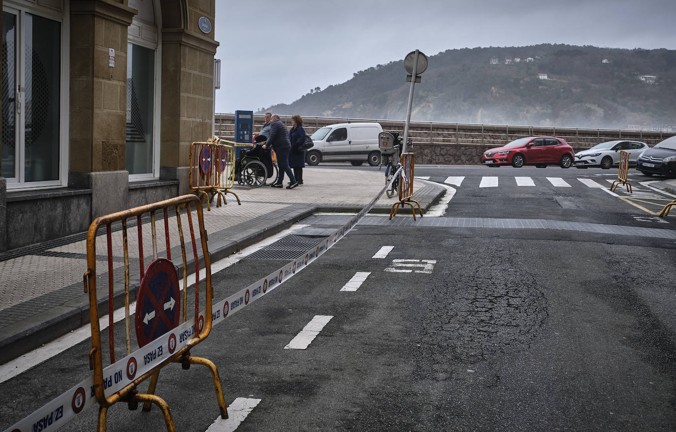 Localidades costeras como Donostia y Zarautz se blindan ante el fuerte oleaje