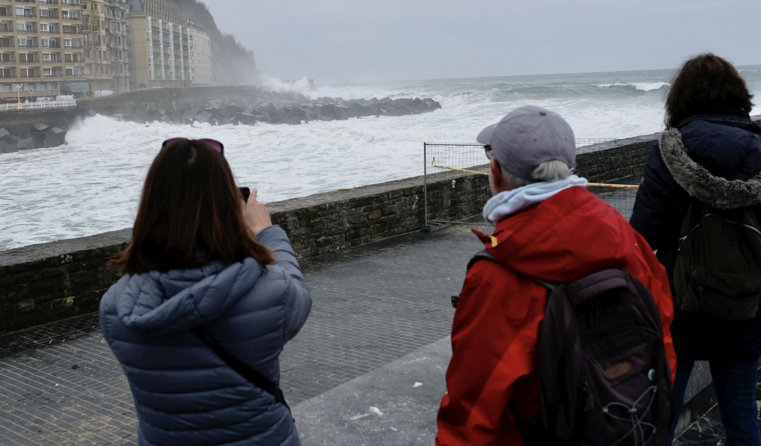 Localidades costeras como Donostia y Zarautz se blindan ante el fuerte oleaje