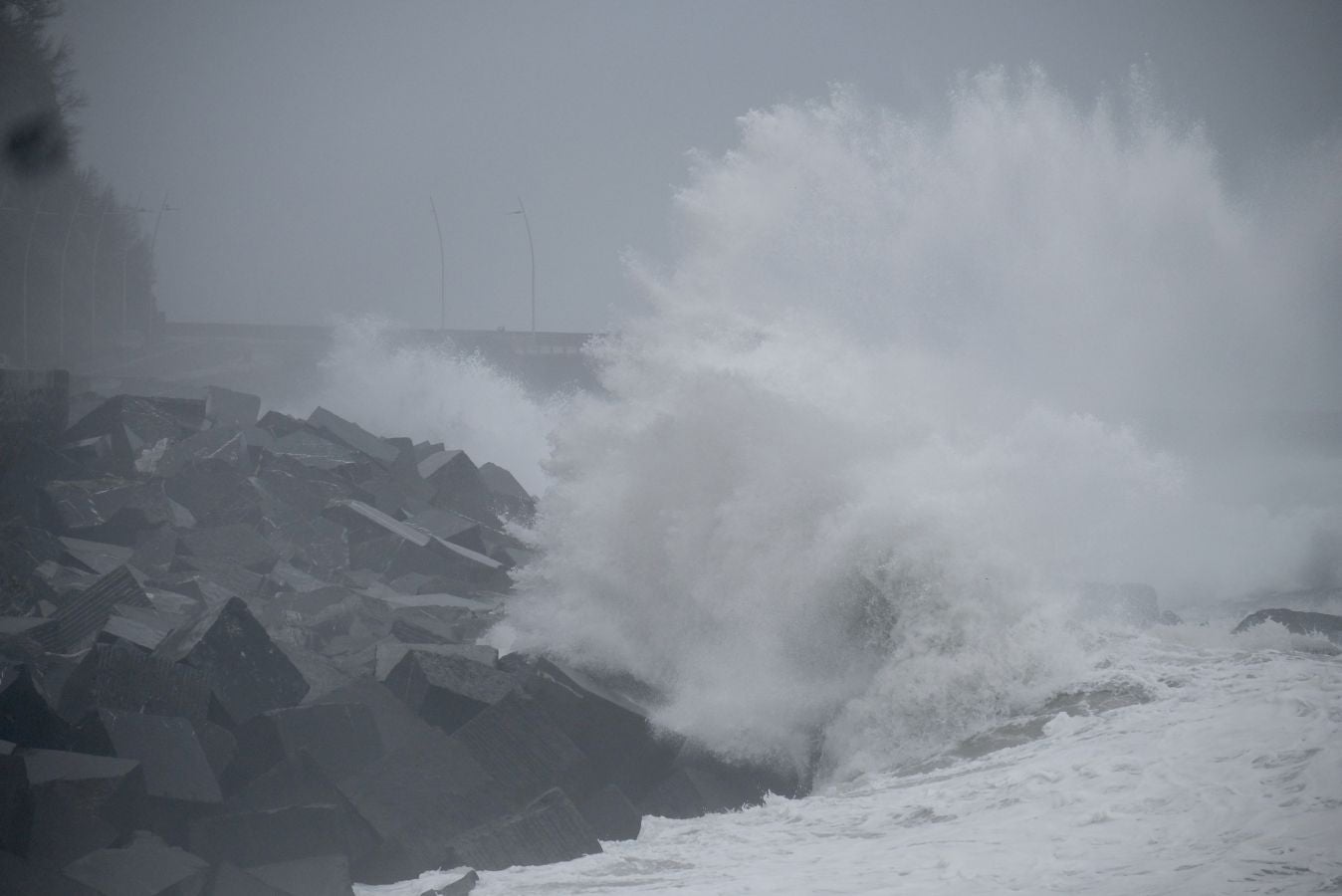Localidades costeras como Donostia y Zarautz se blindan ante el fuerte oleaje