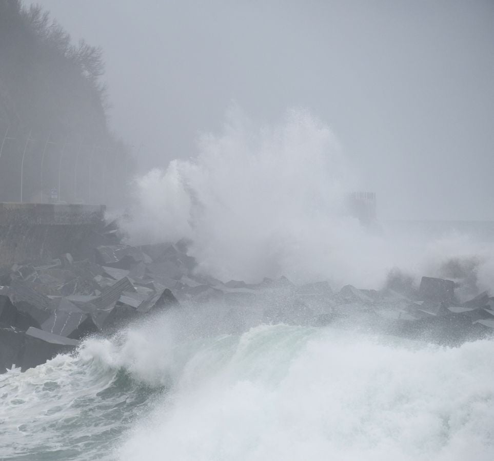 Localidades costeras como Donostia y Zarautz se blindan ante el fuerte oleaje