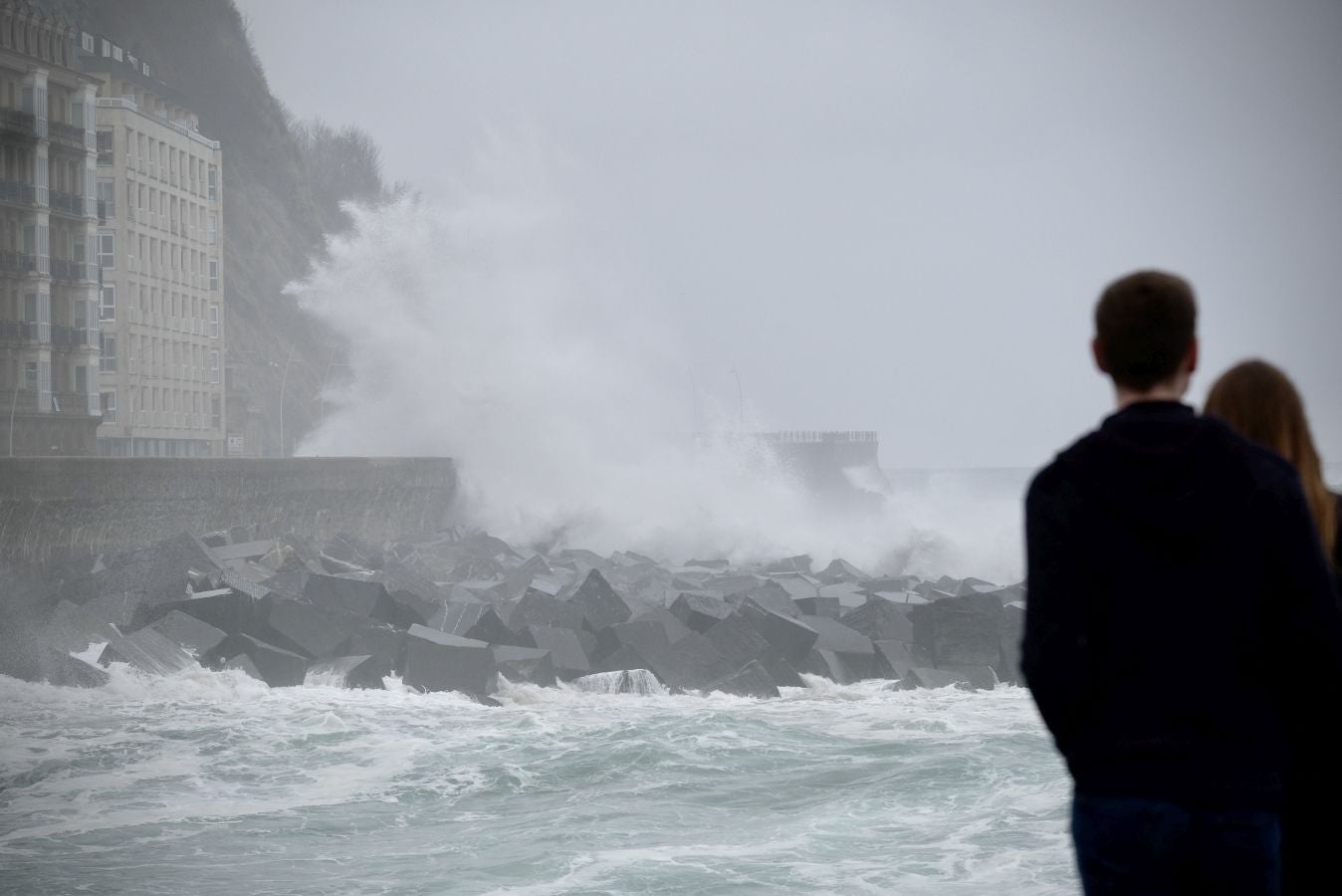 Localidades costeras como Donostia y Zarautz se blindan ante el fuerte oleaje