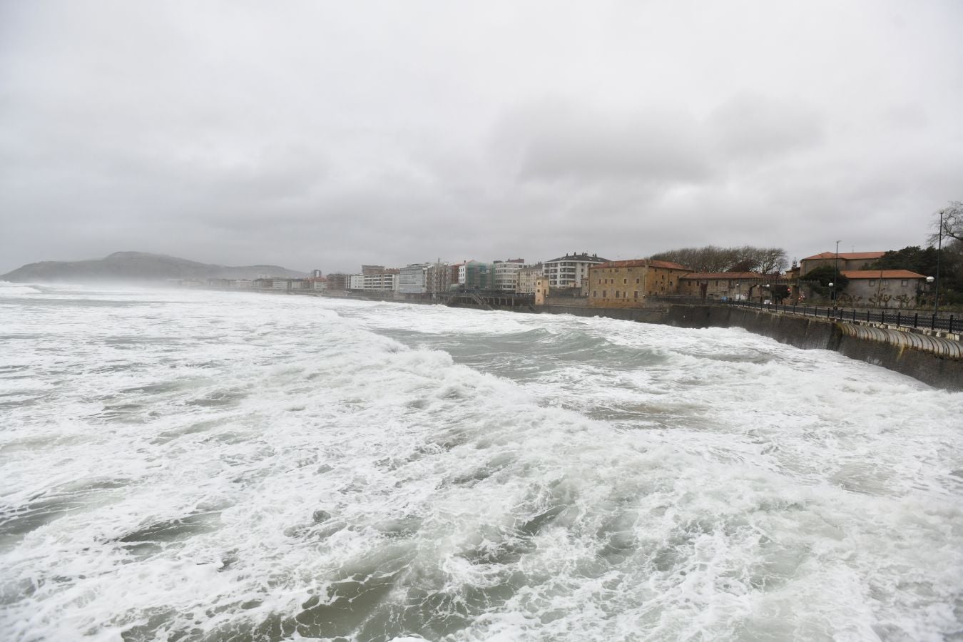 Localidades costeras como Donostia y Zarautz se blindan ante el fuerte oleaje