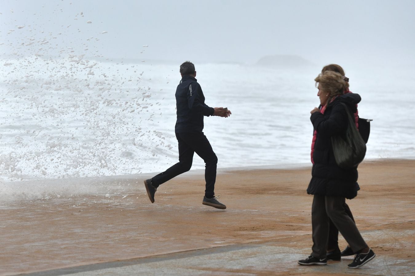 Localidades costeras como Donostia y Zarautz se blindan ante el fuerte oleaje
