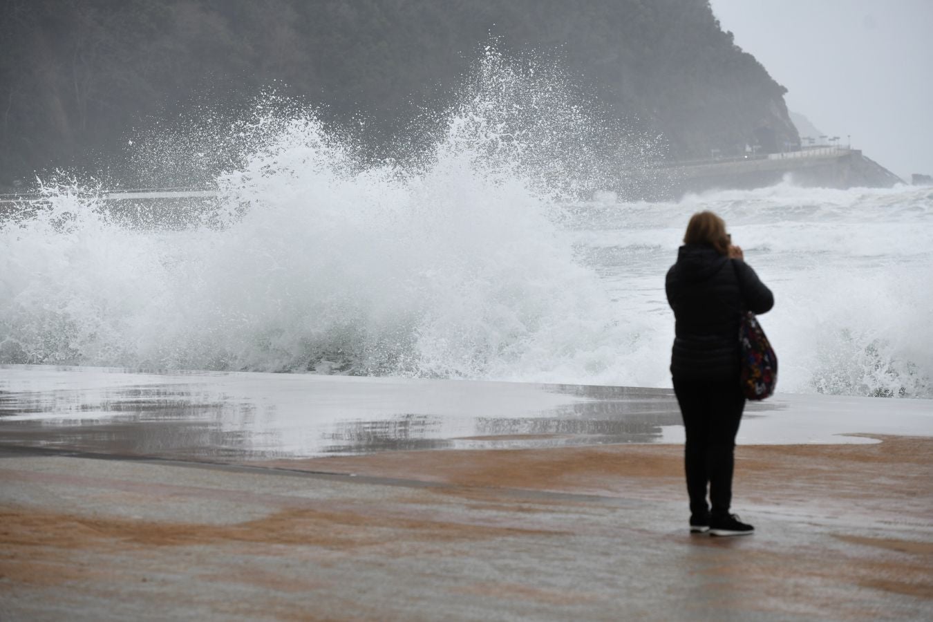 Localidades costeras como Donostia y Zarautz se blindan ante el fuerte oleaje