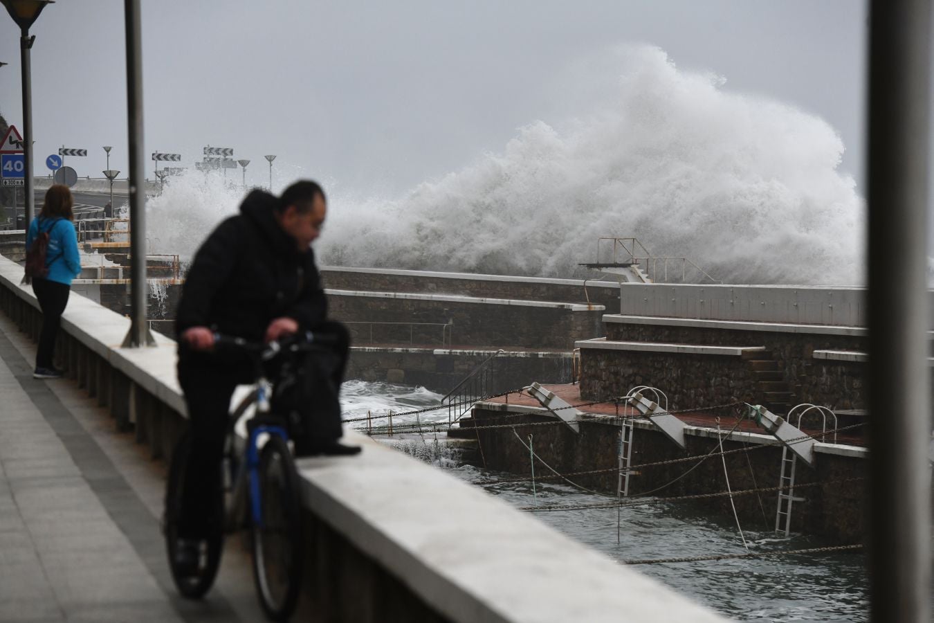 Localidades costeras como Donostia y Zarautz se blindan ante el fuerte oleaje