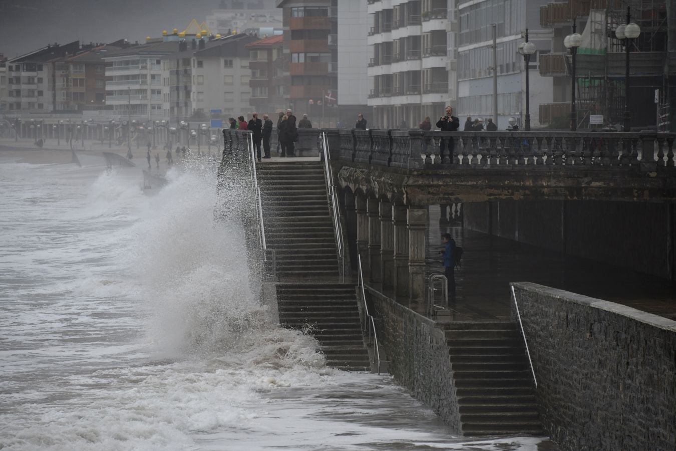 Localidades costeras como Donostia y Zarautz se blindan ante el fuerte oleaje