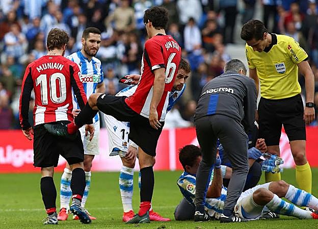 Oyarzabal trata de recuperarse de la fea entrada de Muniain, que vio la roja y al que San José parece decirle, con una patadita en el culo, que se vaya. 