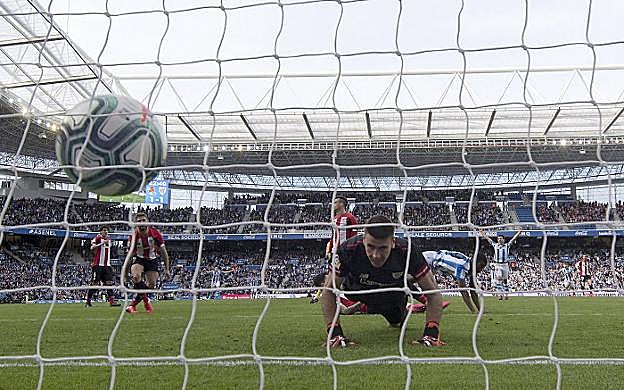 Unai Simón observa cómo el balón deIsak entra a gol. 