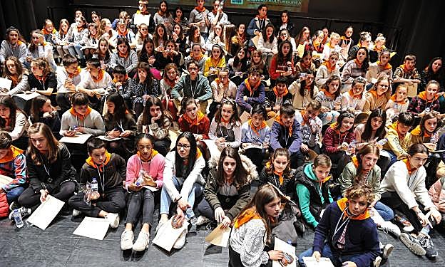 Terminada la entrega de medallas llega el momento de relajarse y compartir unos minutos de confidencias con los nuevos amigos que siempre se hacen en el festival.