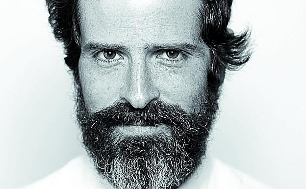 Devendra Bahart está cerca de cumplir los 40 años.