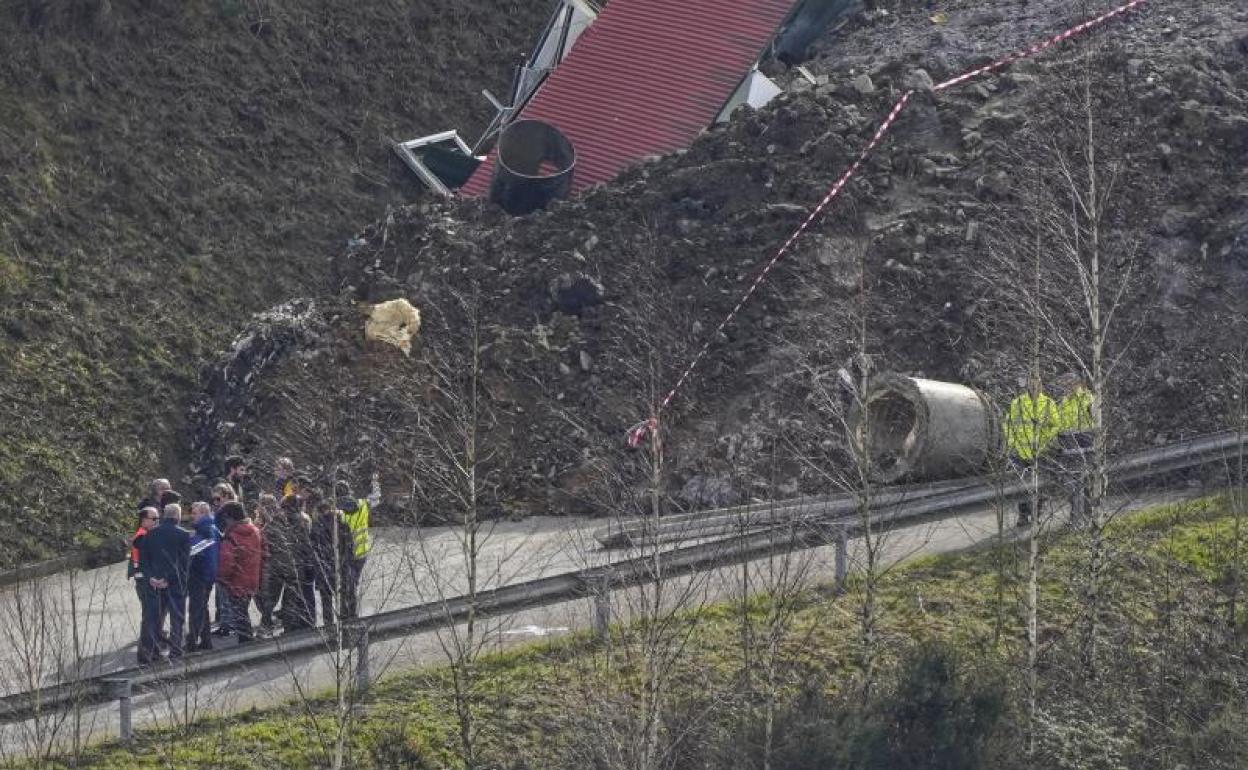 Familiares de las víctimas en el lugar del derrumbe. 