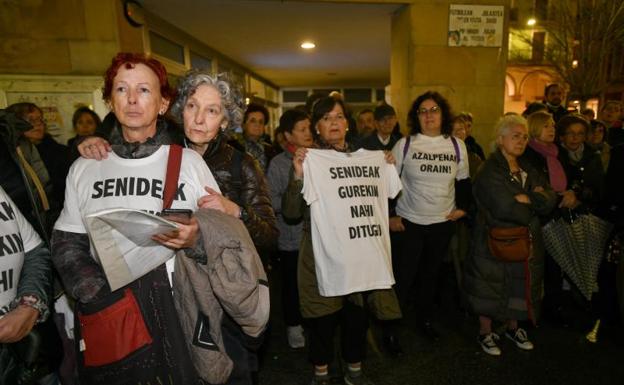 Cientos de personas piden en Eibar y Markina que se esclarezca lo ocurrido en el vertedero de Zaldibar