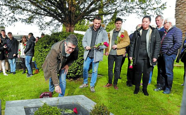 Patxi López coloca una rosa sobre la tumba de Tomás Meabe, fundador de las Juventudes Socialistas. 