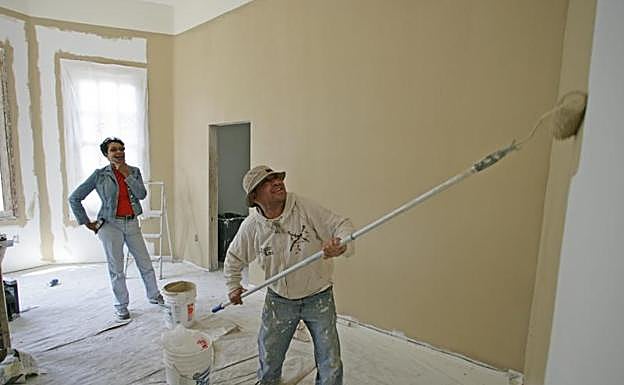 Un pintor trabaja en la reforma de una vivienda. La posibilidad de segregación de los pisos será una realidad a partir del verano