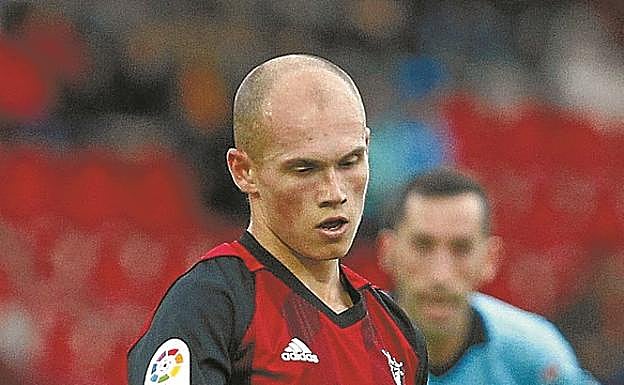 Guridi, mandando en el choque con el Huesca.