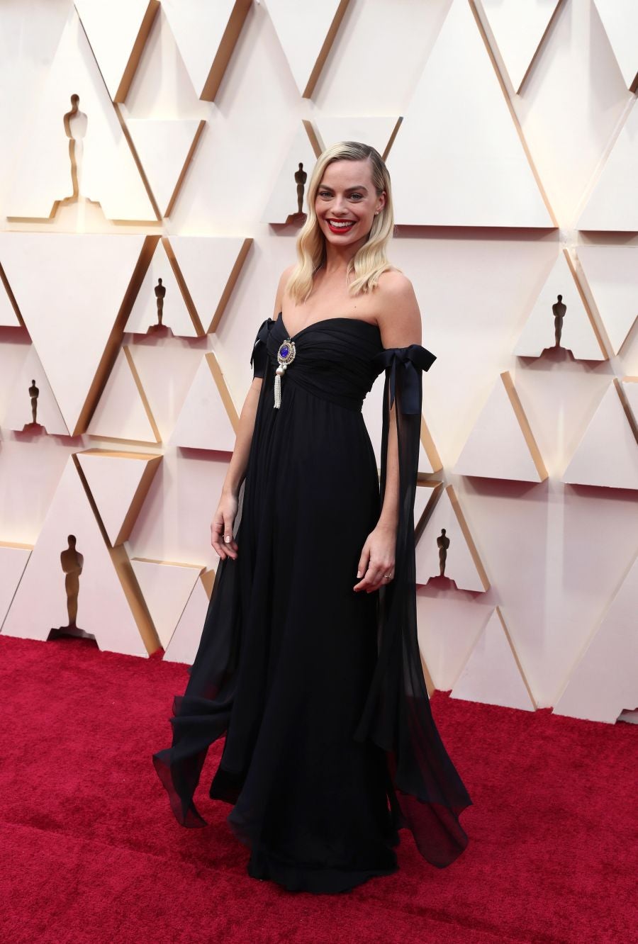 Margot Robbie ha cautivado con un vestido vaporoso de escote corazón negro, cintas en cada brazo con un lazo azul marino, una joya en el escote, el pelo suelto con ondas marcadas y unos fantásticos labios en rojo. También ha sido una de las más destacadas de la noche sobre la alfombra roja