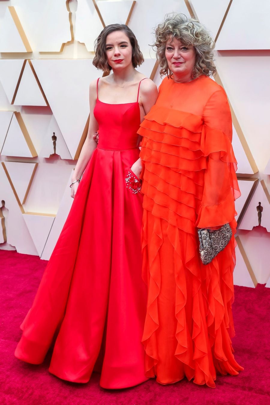 Las lentejuelas, los terciopelos, los tules, las pajaritas, los blancos, los negros, los dorados y los rojos han sido los protagonistas de los mejores looks de la 92ª edición de la alfombra roja de los Oscar. Una ‘red carpet’ en la que ellas, con vestidos menos estridentes que en años anteriores; y ellos, fieles al ‘smoking’, han acaparado los flashes de los cientos de medios de comunicación que se han acercado a Los Ángeles